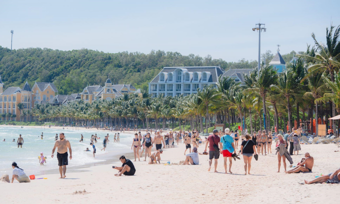 Foreign tourists on a beach at a five-star hotel in Phu Quoc during Tet holiday, February 2025. Photo by SG
